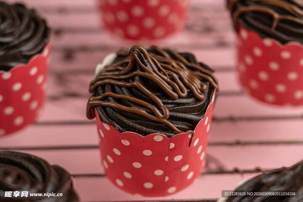 红纸杯巧克力裱花小蛋糕