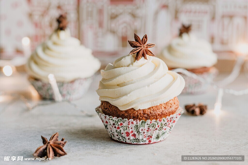 美味纸杯蛋糕与八角装饰
