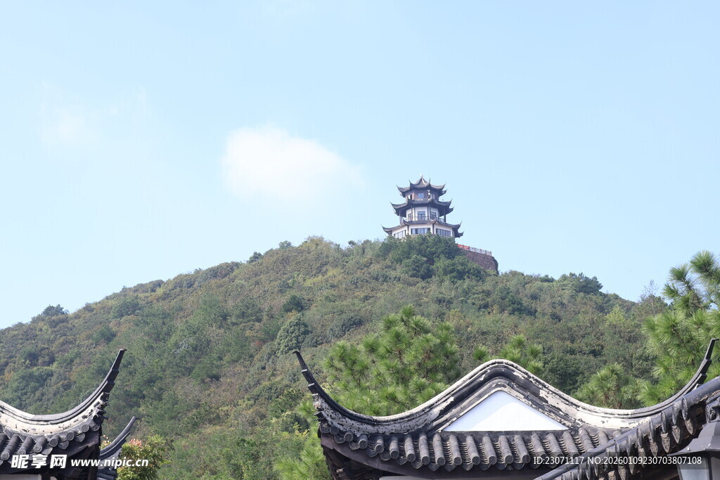 山巅古亭与传统屋檐景致