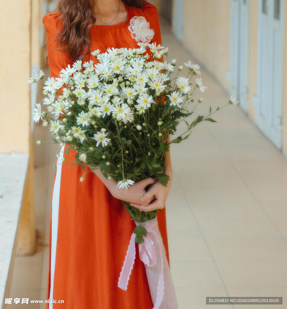 红衣女子手持清新花束