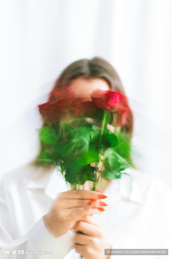手持玫瑰的神秘女子