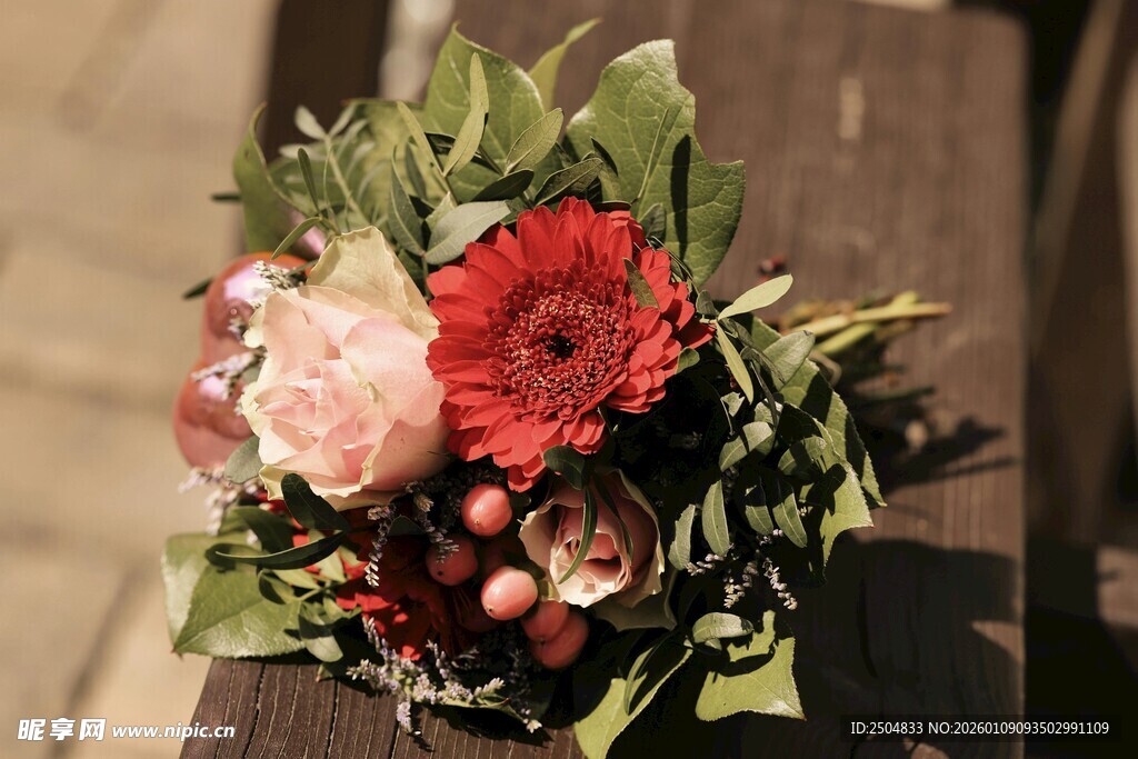 多彩花卉组合花束