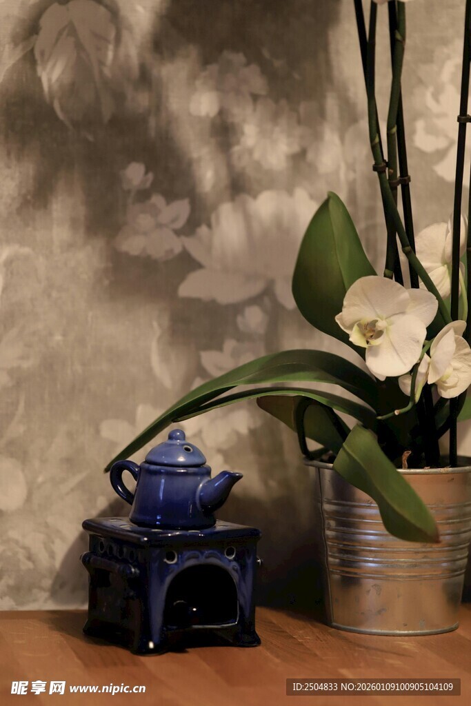 中式雅致茶具与花卉摆件