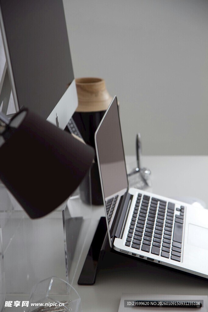 现代简约风办公桌面一角