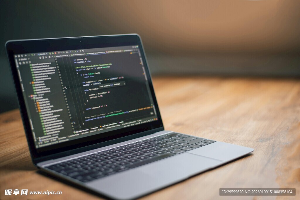 笔记本电脑展示编程界面