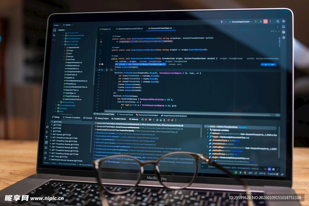 笔记本电脑上的编程代码界面