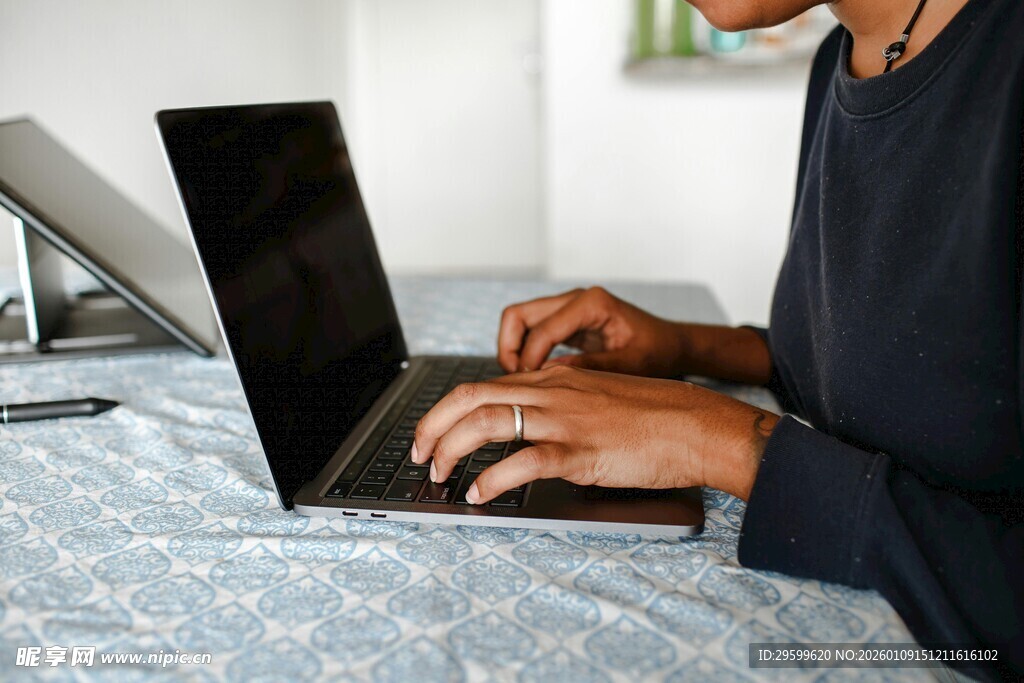 男子专注使用笔记本电脑