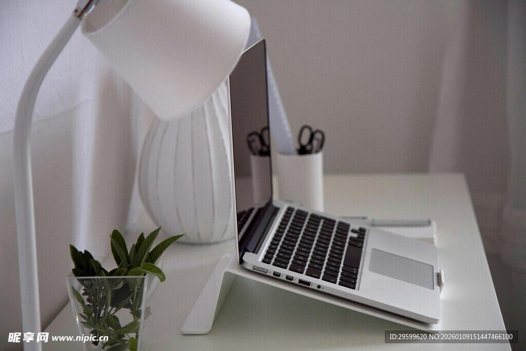 简约桌面的办公设备布置