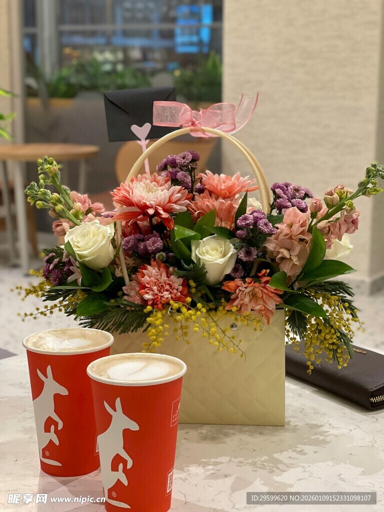 桌上花束与两杯饮品