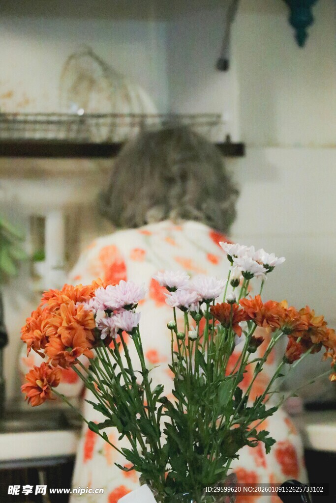 花瓶中的多彩花卉