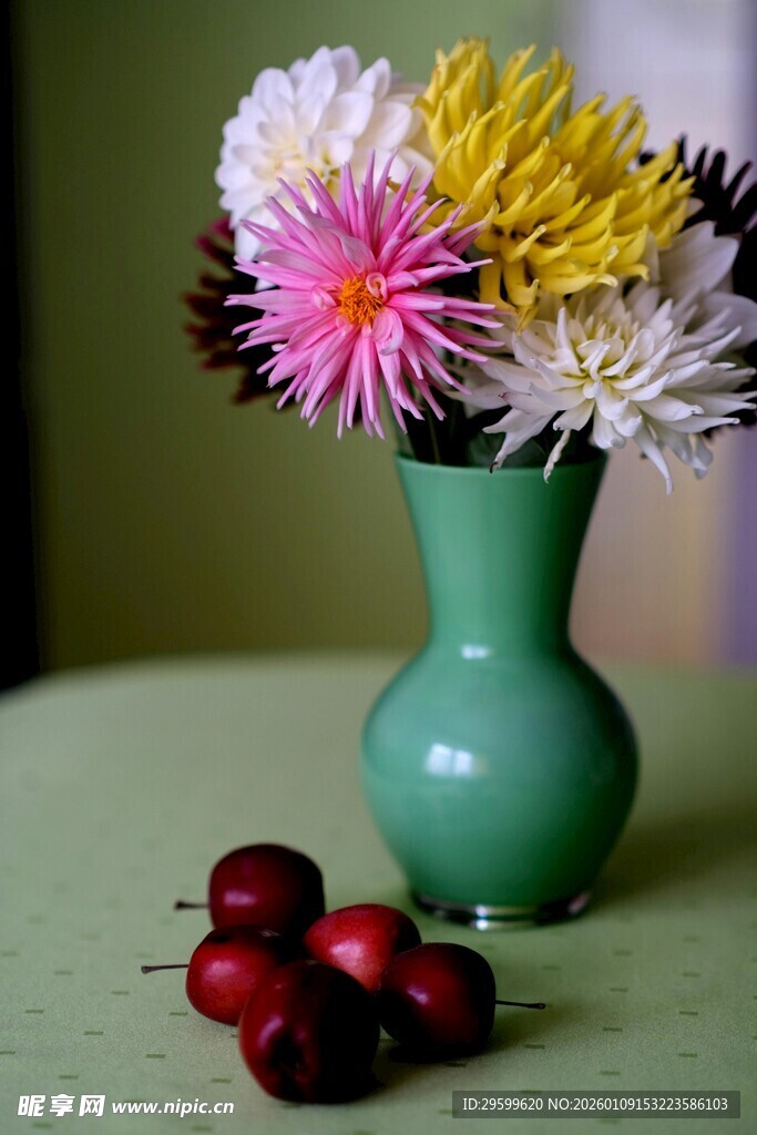 绿瓶鲜花与红果的静物美