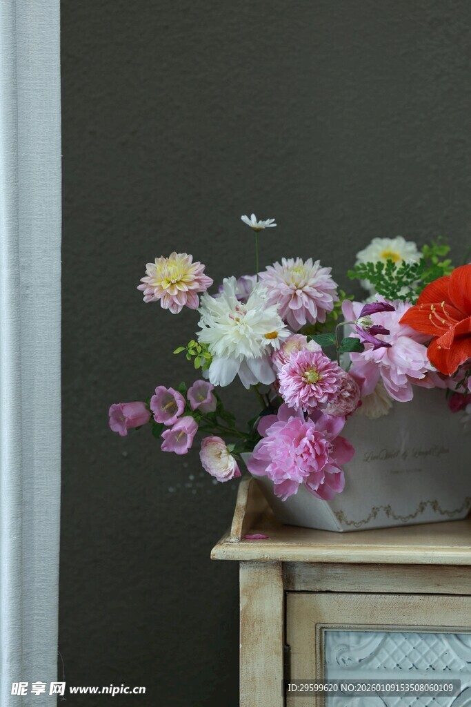 花瓶中的多彩花卉组合