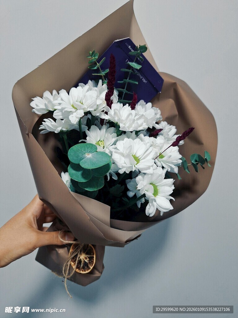 手捧清新白绿花卉花束