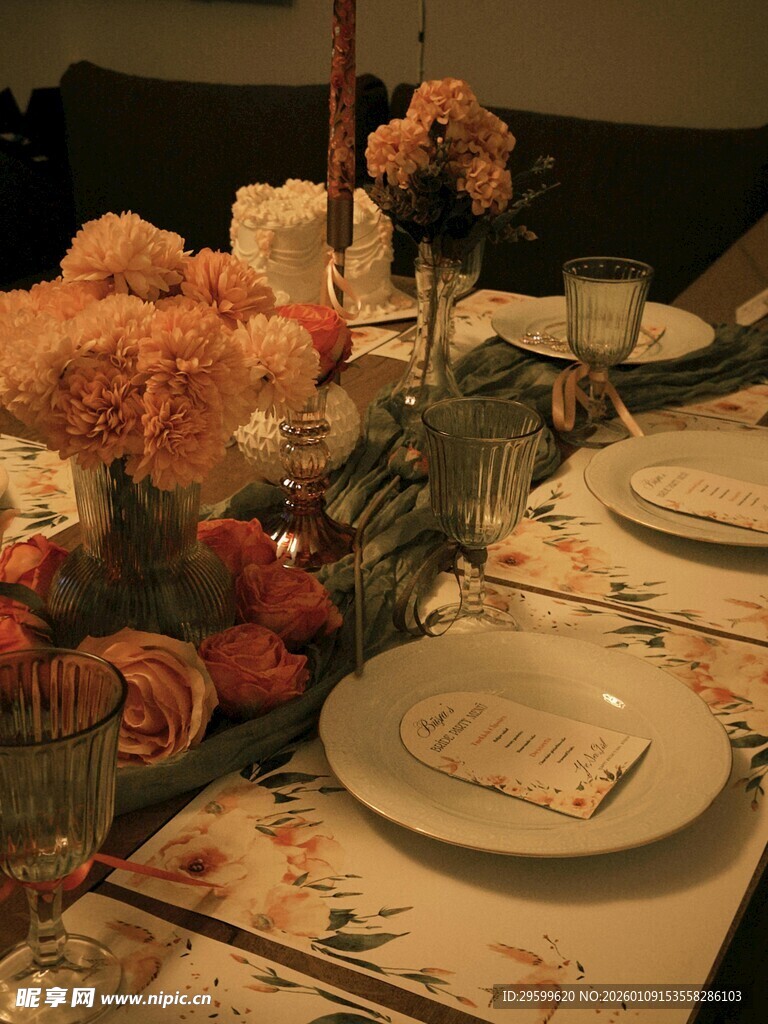 浪漫餐桌花卉布置