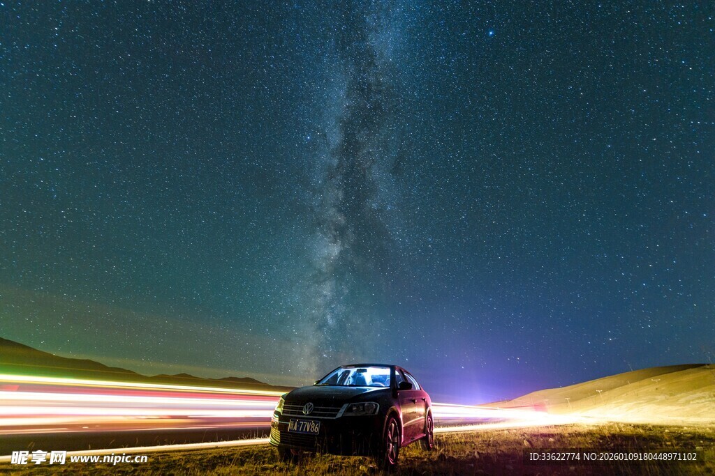 夜路中的车与璀璨星河