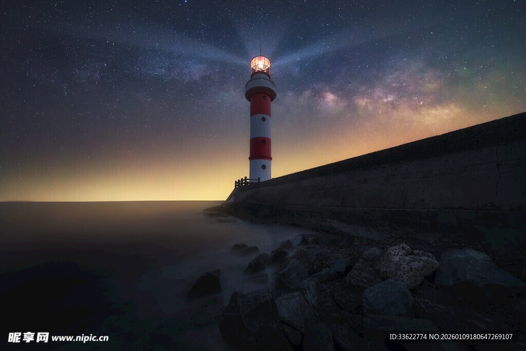 黄昏下的灯塔与宁静海面