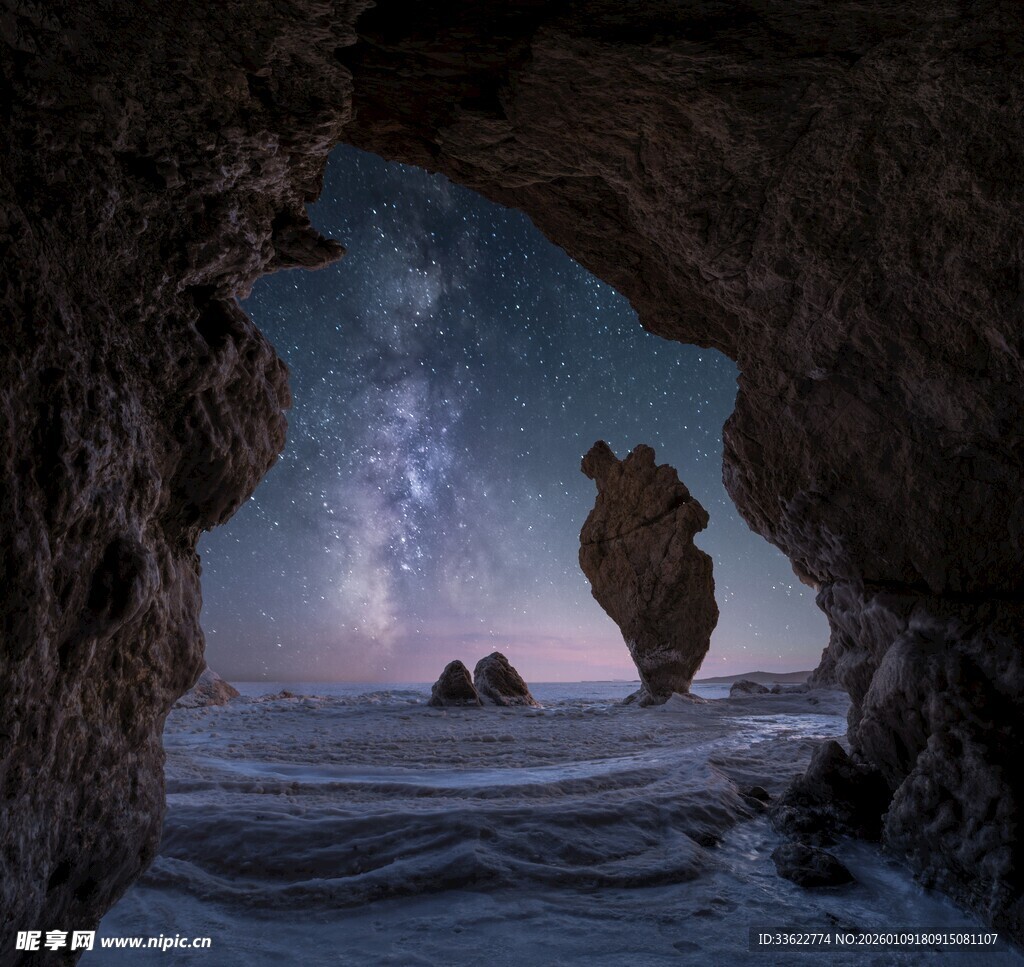 洞穴望星空下的奇妙景观