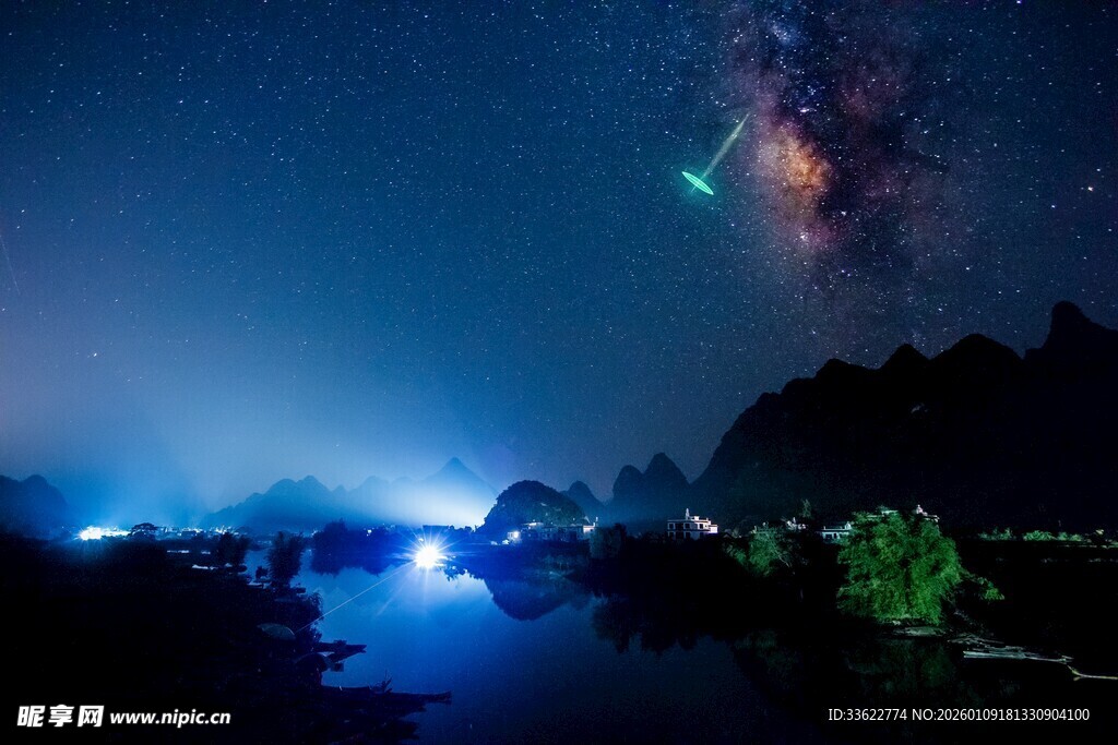 夜空下的河畔璀璨星空