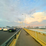 城市公路上的行驶风景