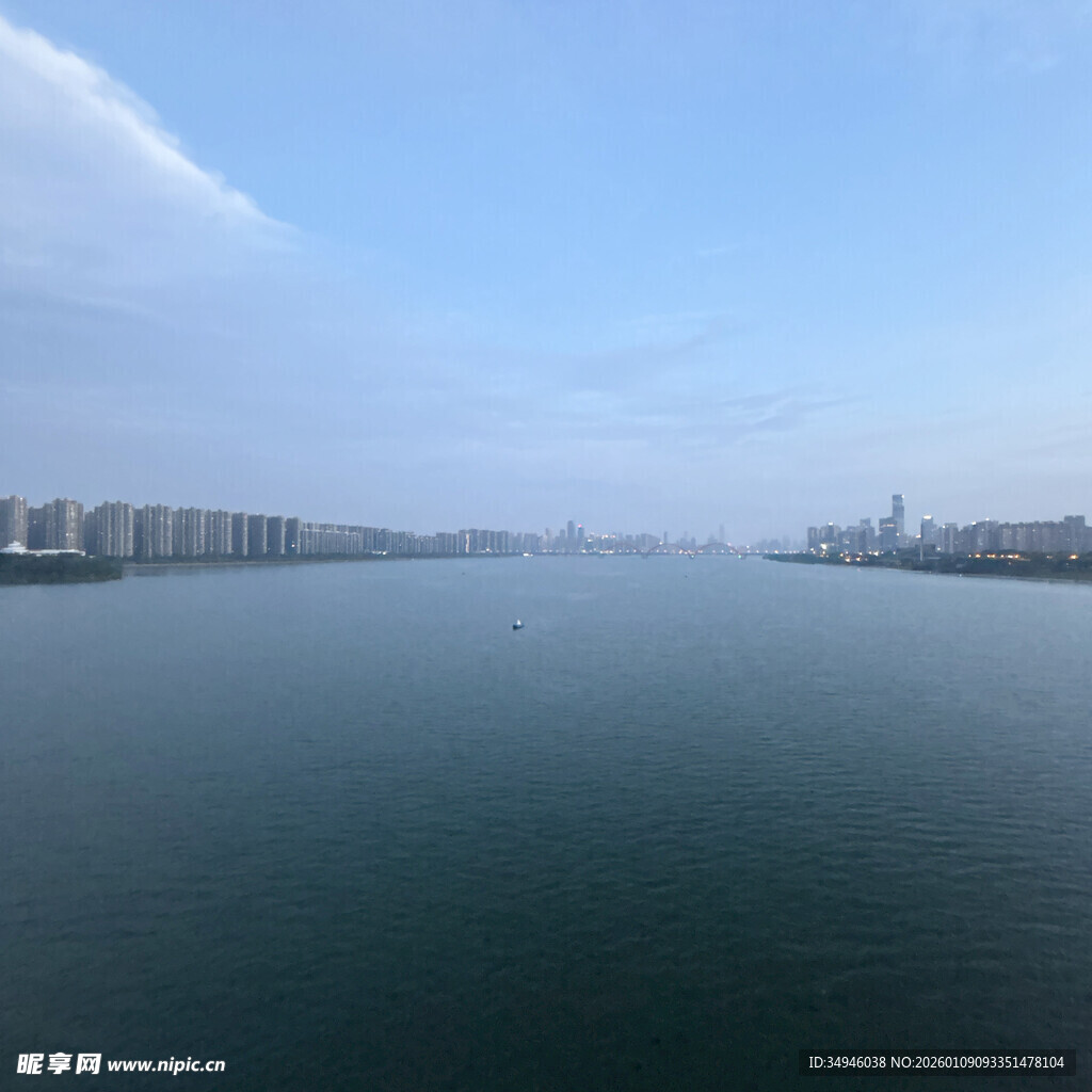 宽阔江面与远处城市景观