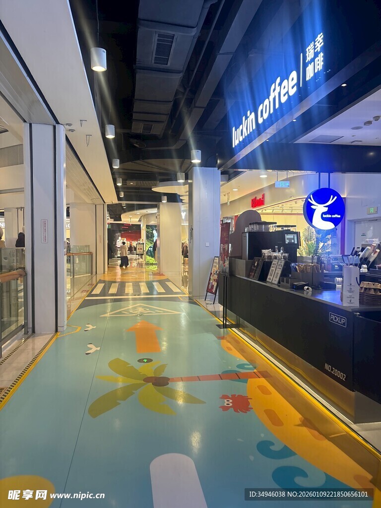 商场内色彩斑斓的地面空间