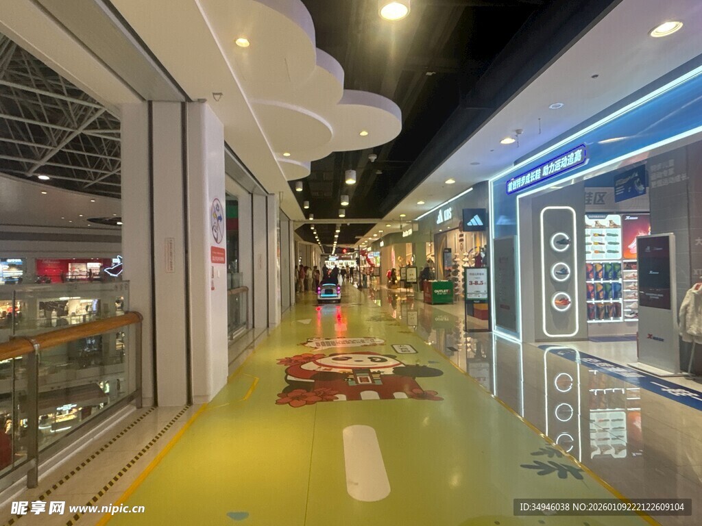 商场内明亮的童趣购物通道