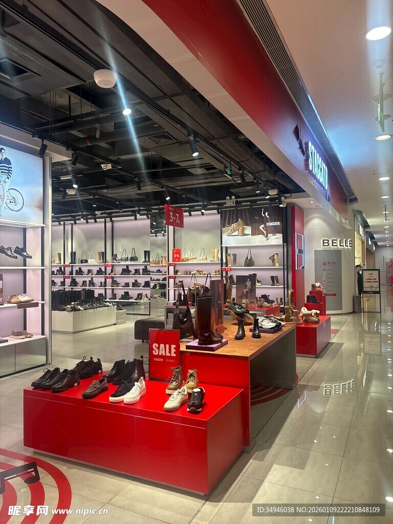 时尚鞋类店内展示场景