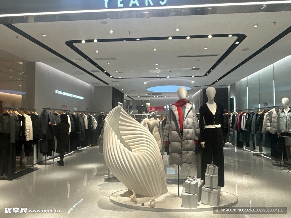 时尚服装店内部陈列展示