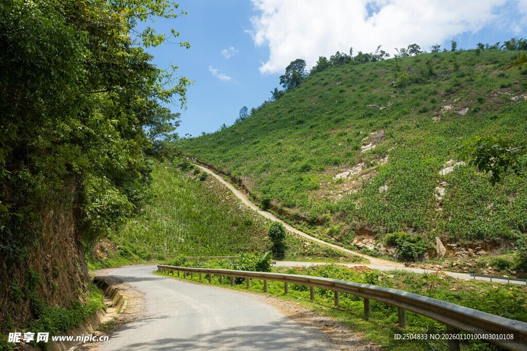 山间蜿蜒公路风景