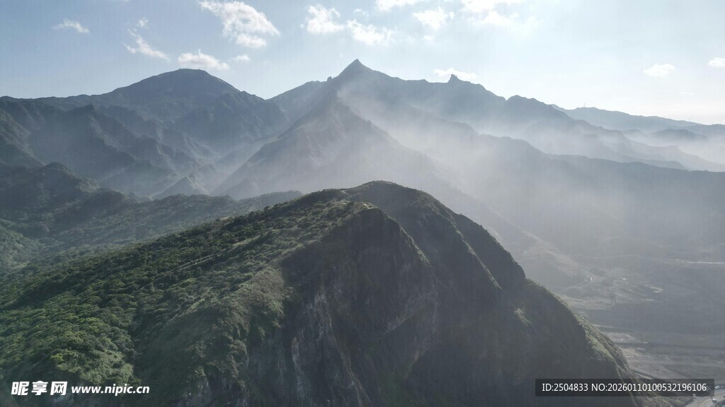 山间晨雾缭绕的壮美景色