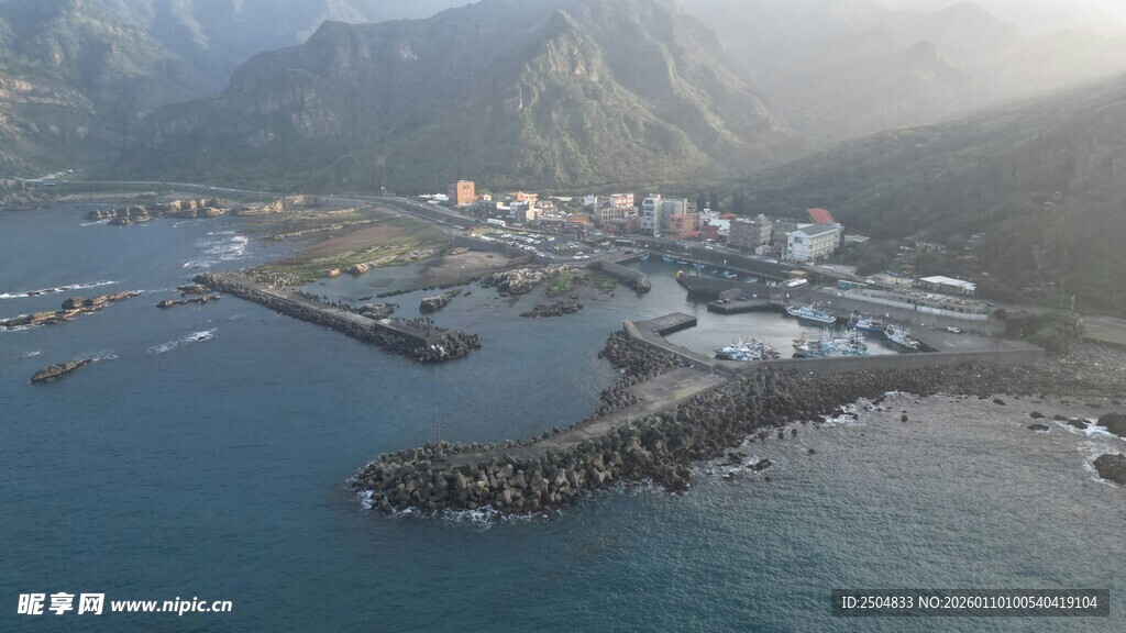俯瞰海港与连绵山脉