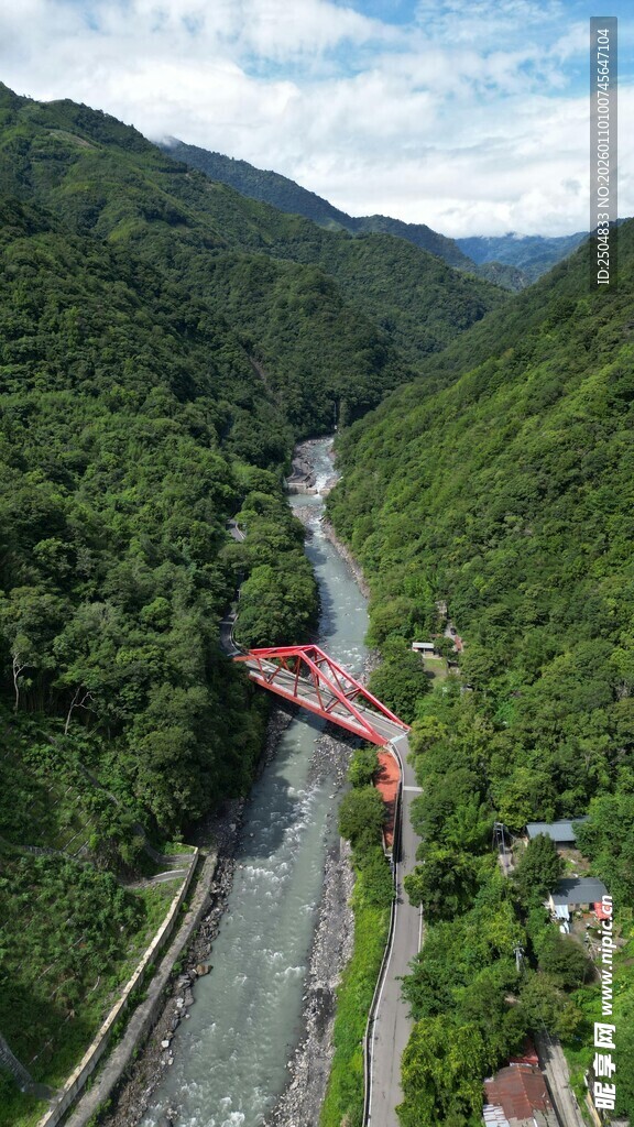 山间蜿蜒公路与红桥美景