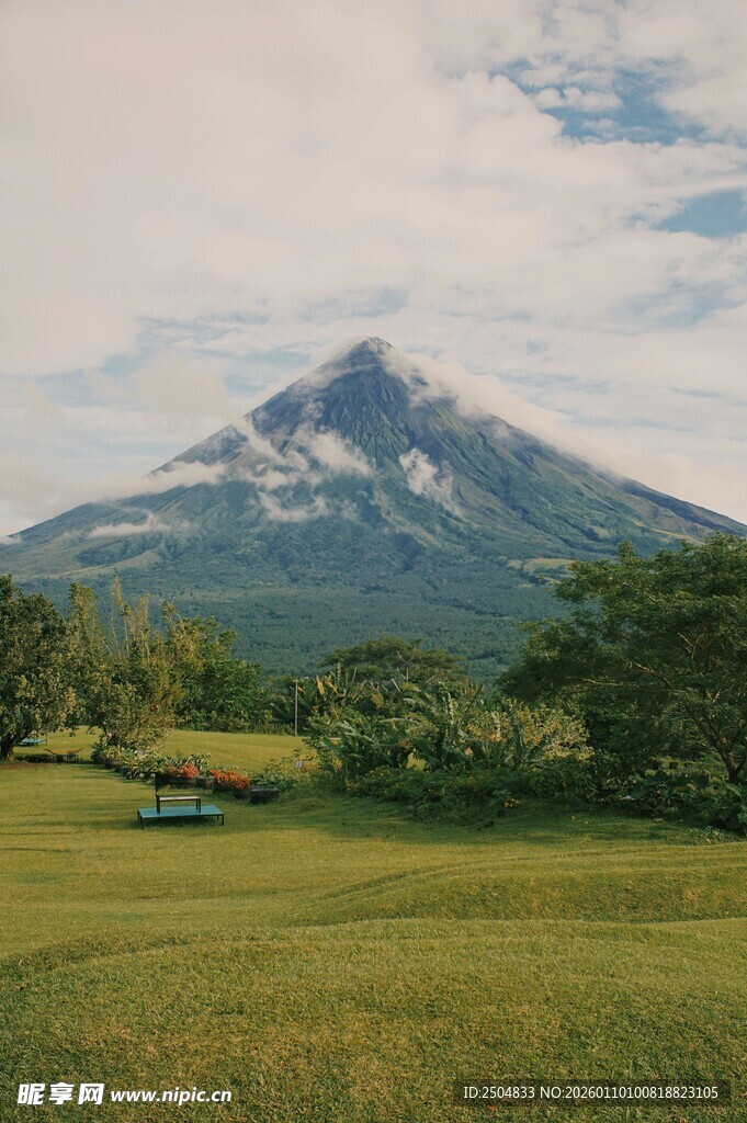 山间绿野 远处巍峨山峰