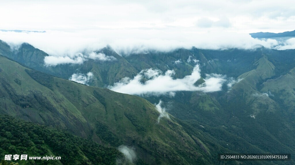 云雾缭绕的壮美山峦景色
