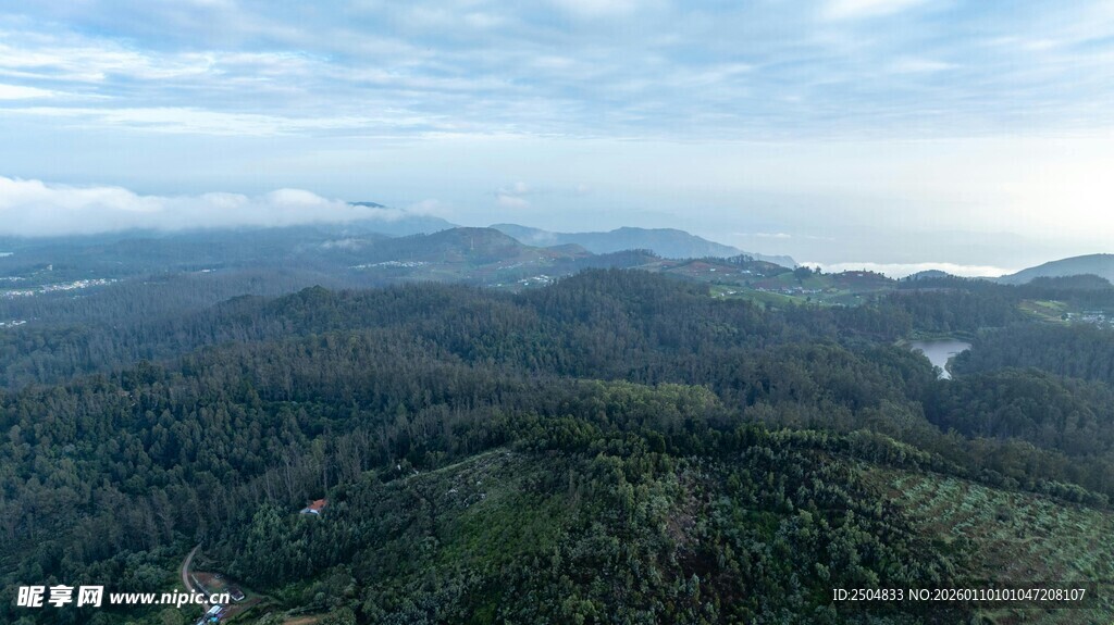 俯瞰连绵青山美景