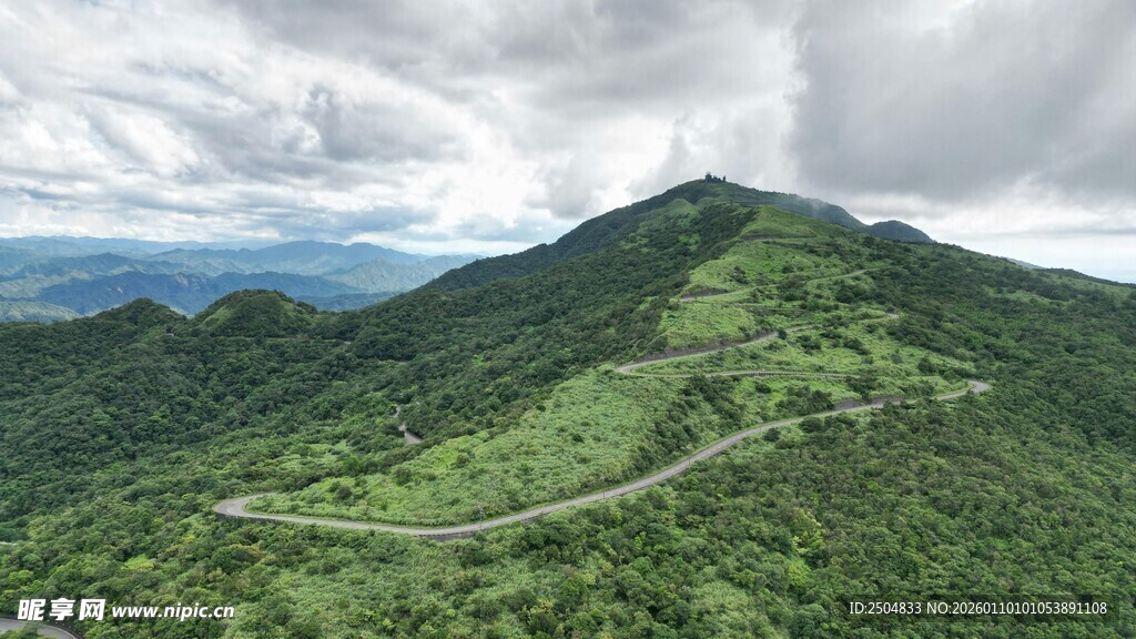 青山蜿蜒 绿野风光