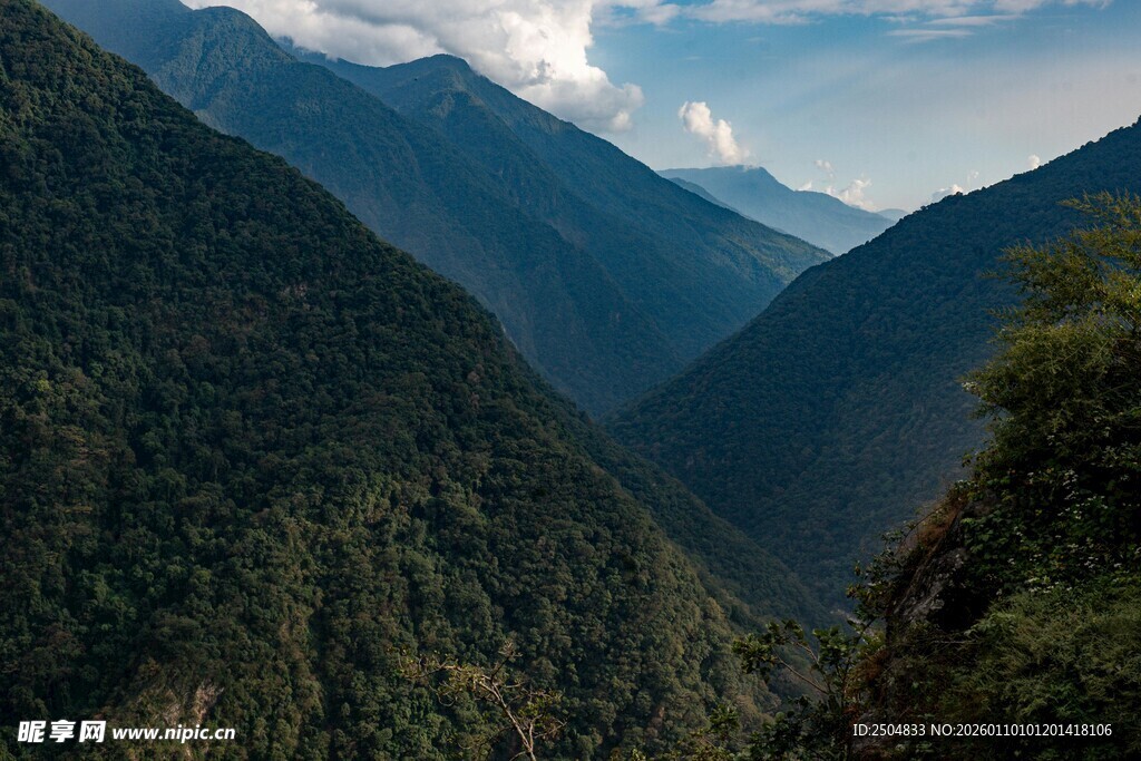 壮丽山景 满眼葱郁山谷