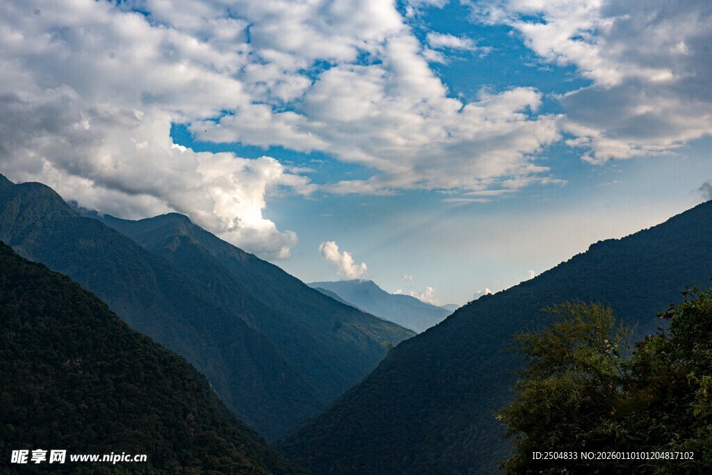 壮丽山景与蓝天白云