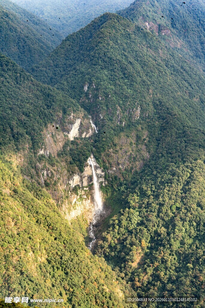山间壮丽瀑布景观