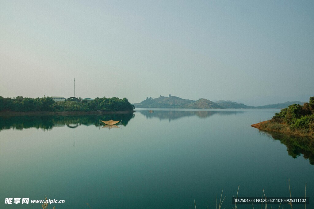 宁静湖景 远山近水相映