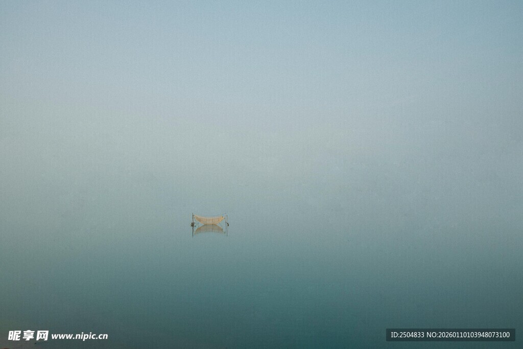 海面上孤独的小船