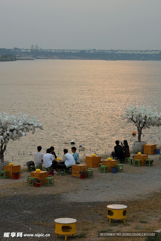 湖畔休闲场景 众人赏景
