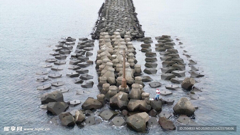 海上石堤景观