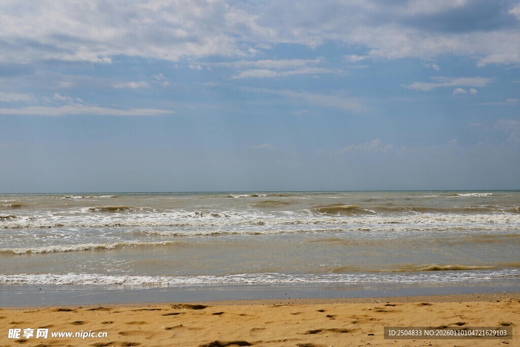 海边沙滩海浪风景图