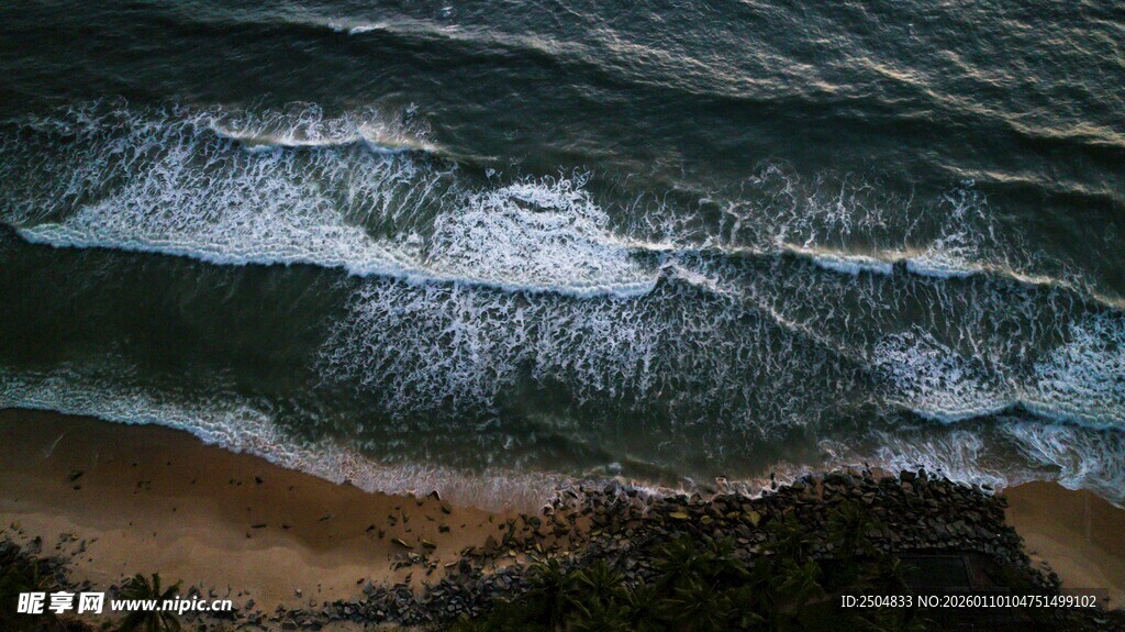 俯瞰海浪拍打沙滩