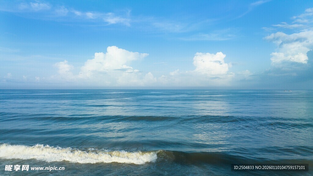 蔚蓝大海与天际的美丽景致