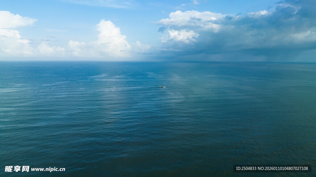 广阔海面与蓝天白云美景