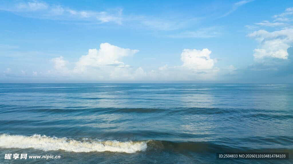 蔚蓝大海与天际线美景