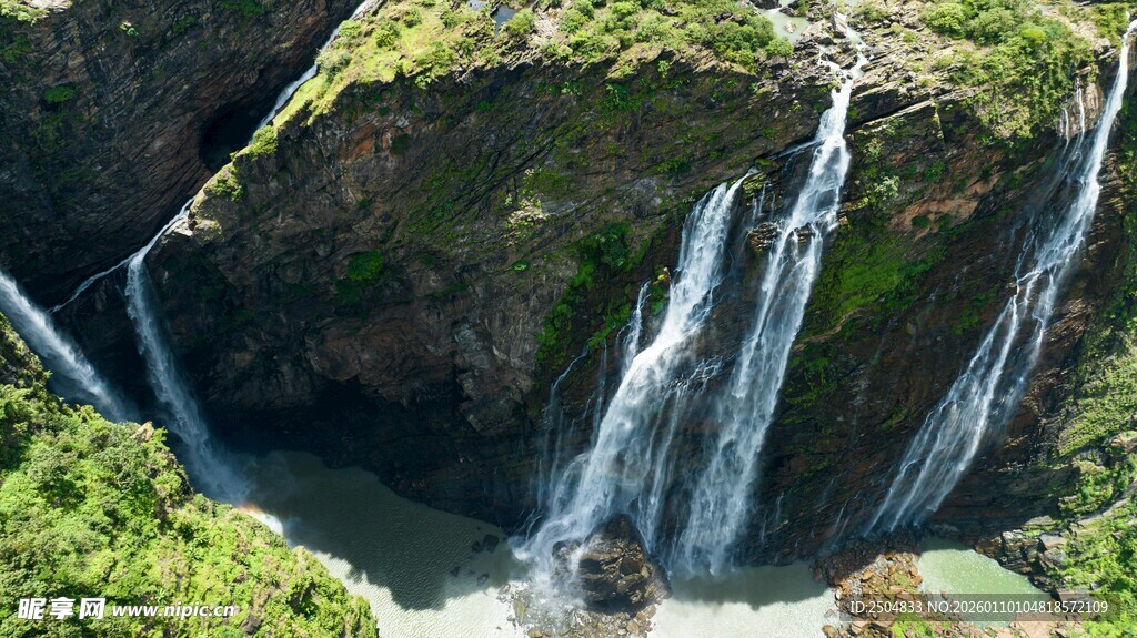 壮丽山间瀑布景观