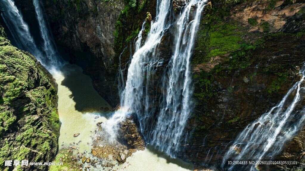 壮丽山间瀑布景观
